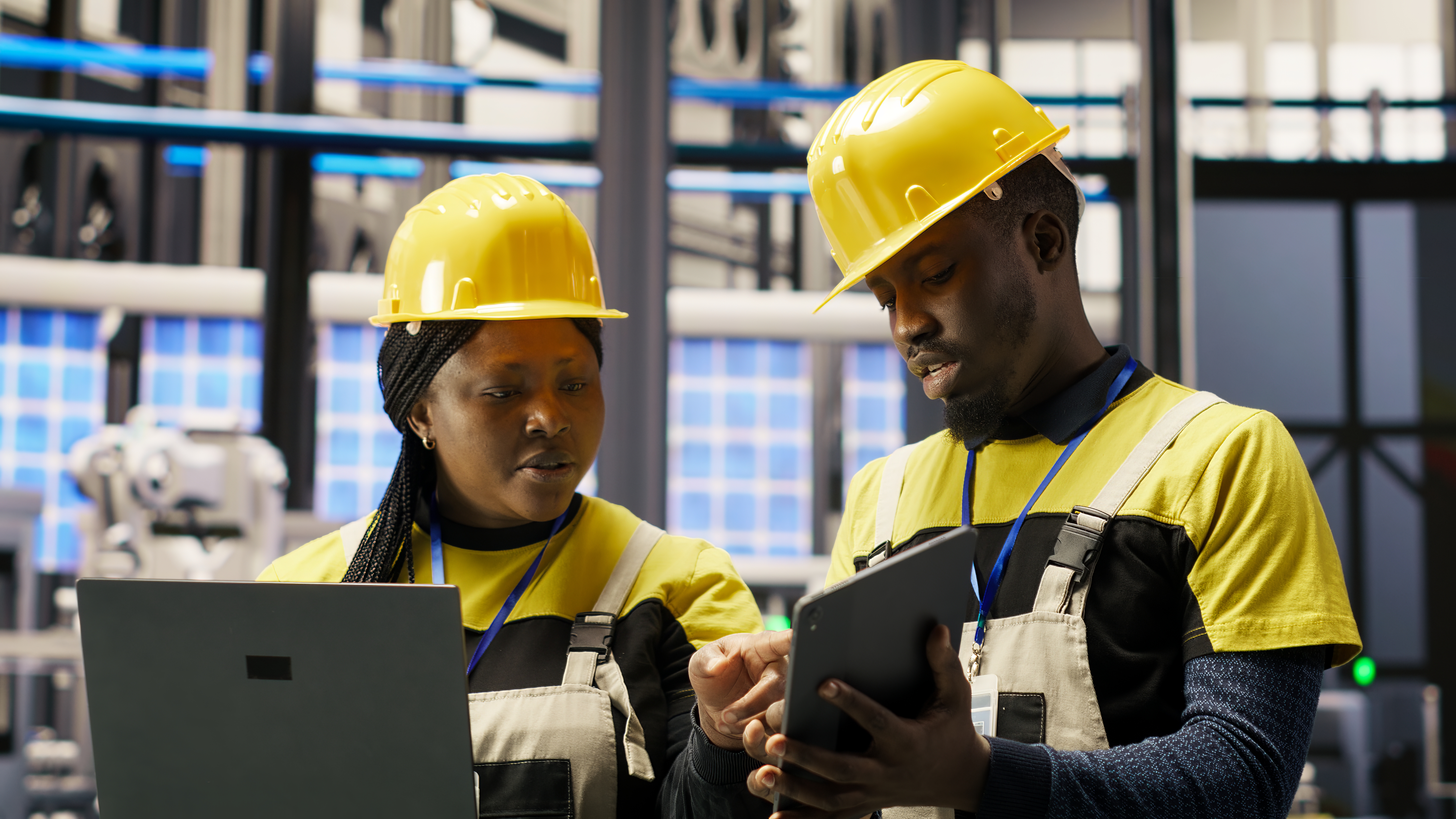 Technicien Royal Sales Cameroon avec EPI inspectant équipement industriel